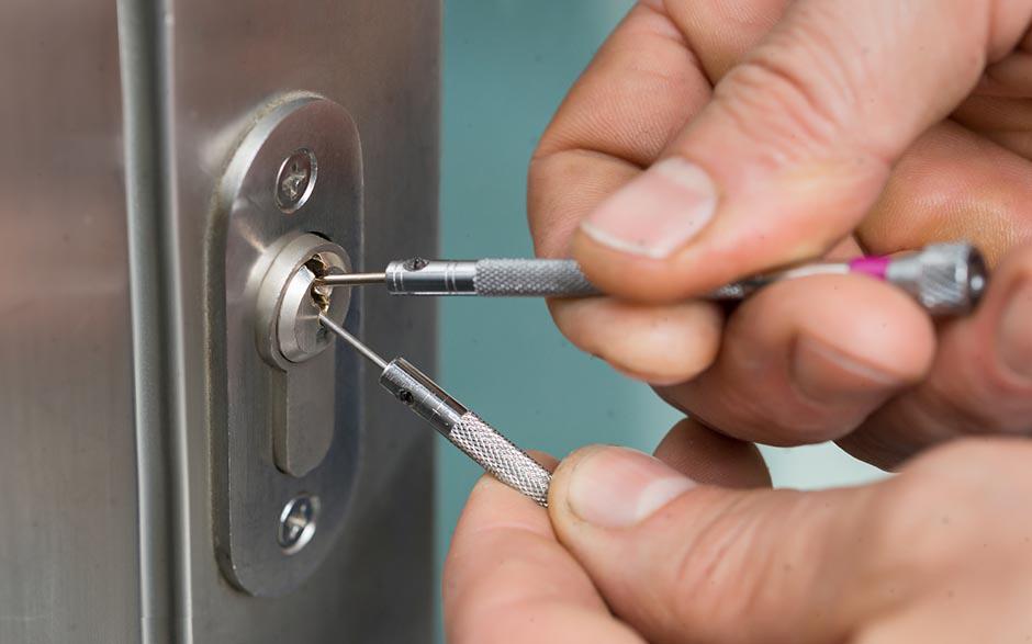 comment changer serrure porte d'entrée Fosses