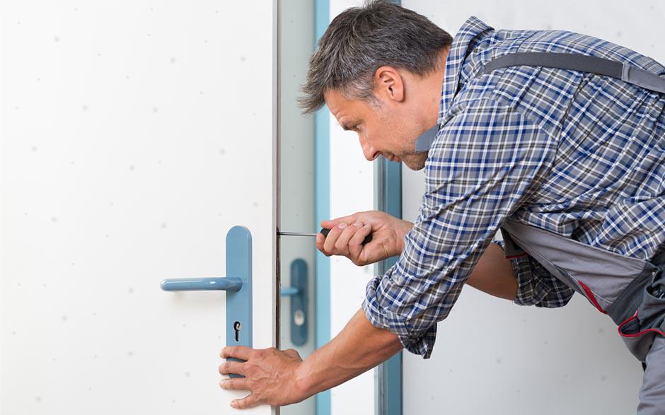comment changer serrure porte d'entrée Fosses